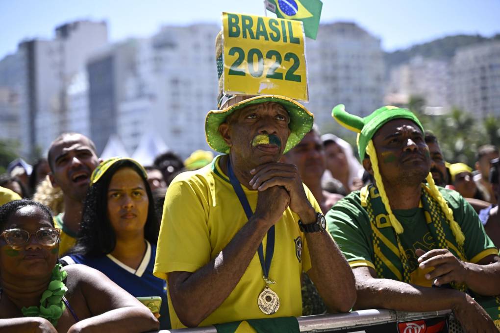 Fans of Brazil watch the live broadcast of the Qatar 2022 World Cup Quarter-final round football match between Brazil and Croatia at the FIFA Fan Fest of Copacabana beach in Rio de Janeiro, Brazil, on December 9, 2022. (Photo by MAURO PIMENTEL / AFP)