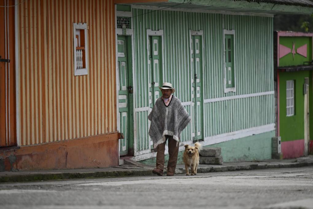 Un hombre camina con su perro en el municipio de Murillo cerca del volcán Nevado del Ruiz.