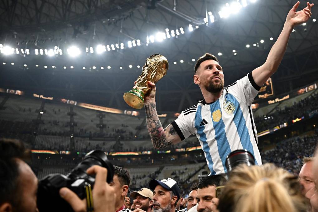 Messi en hombros con la Copa del Mundo