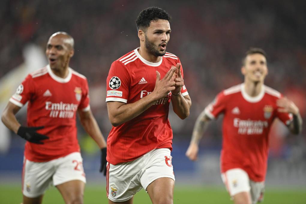 Goncalo Ramos (C) marcó un doblete