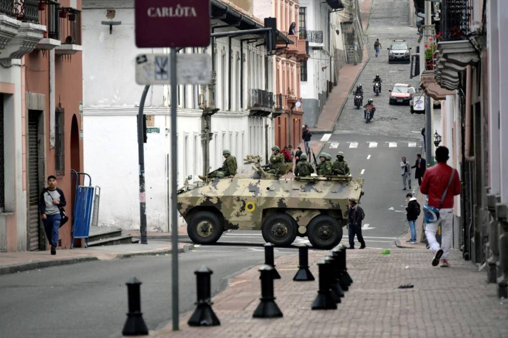 Las fuerzas de seguridad ecuatorianas patrullan el área alrededor de la plaza principal y el palacio presidencial.