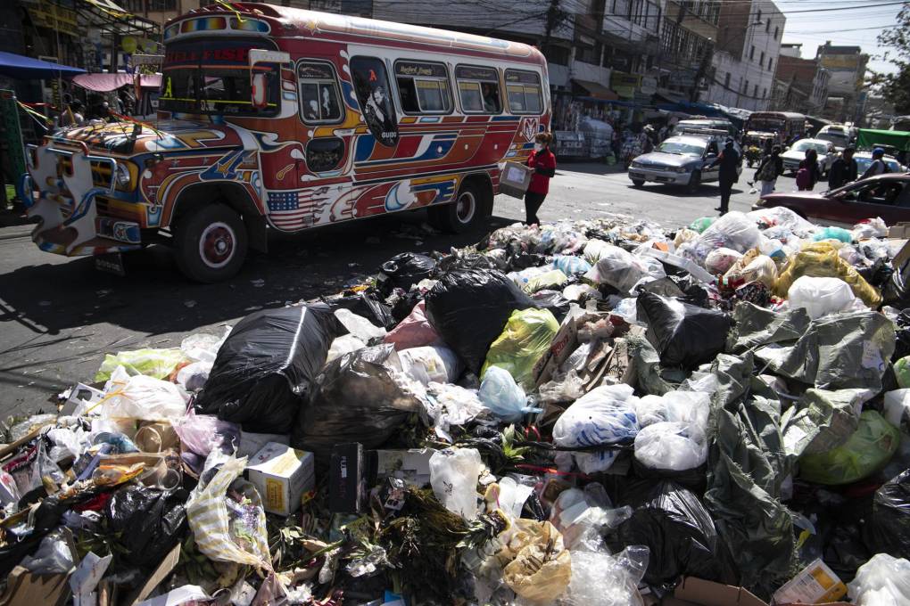 La basura acumulada en el mercado La Cancha.