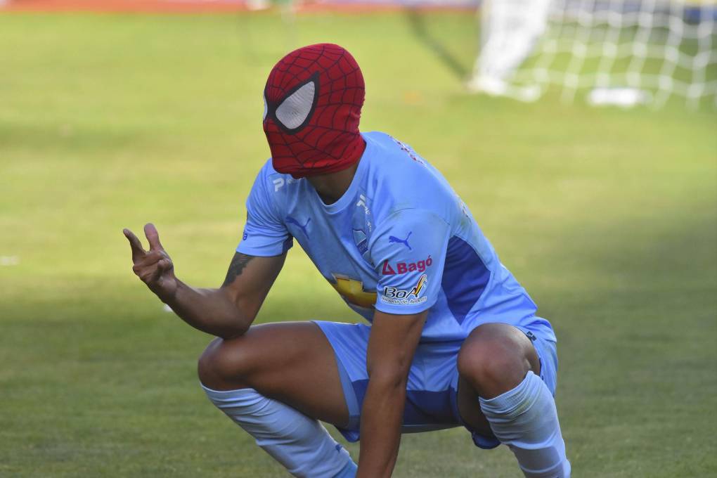 Fernández celebrando con la máscara de Spider-Man