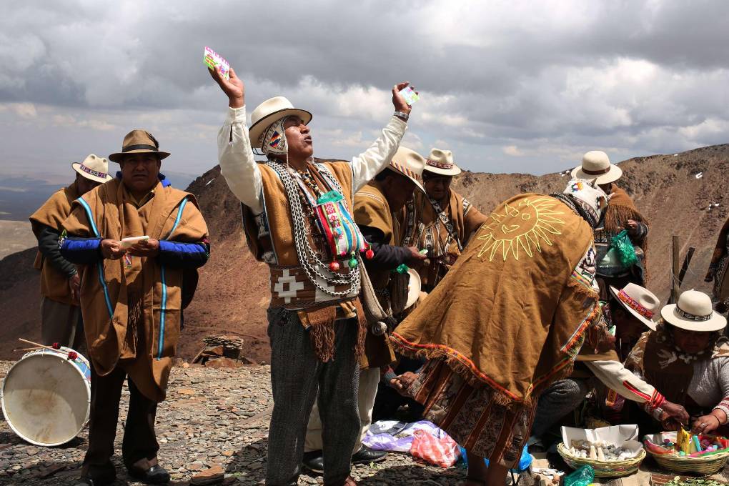 Amautas realizan una ofrenda a la Pachamama durante un ritual.