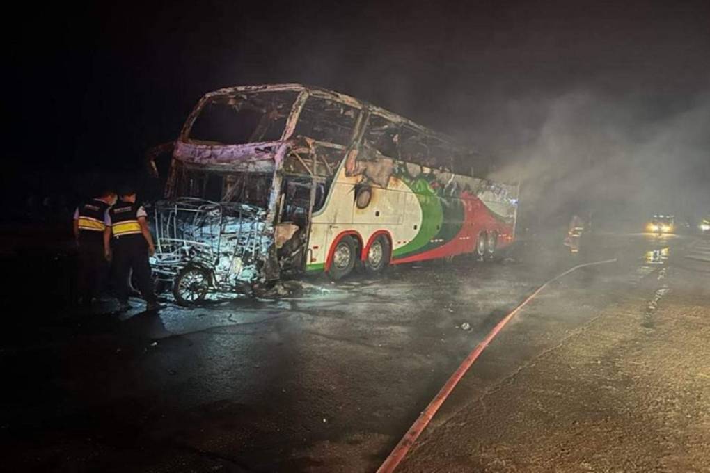 El bus se quemó tras el choque