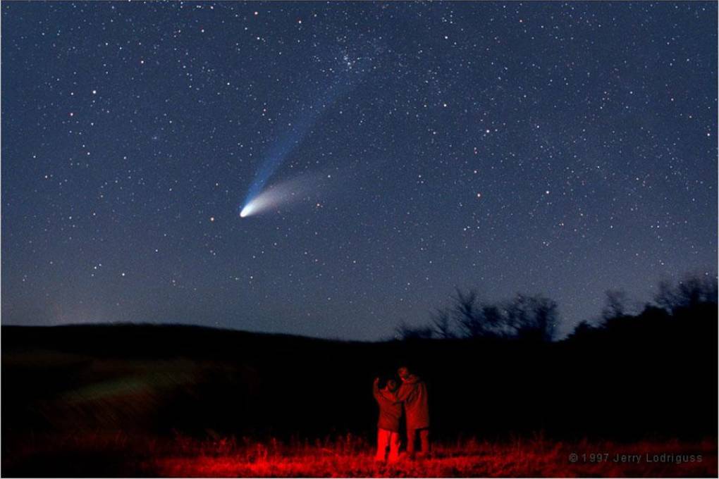 Personas observan el cometa Hale Bopp