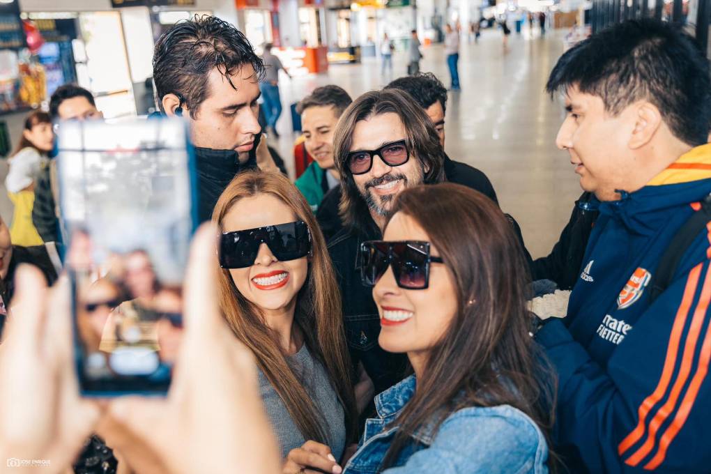 Juanes se mostró accesible tras pisar suelo boliviano