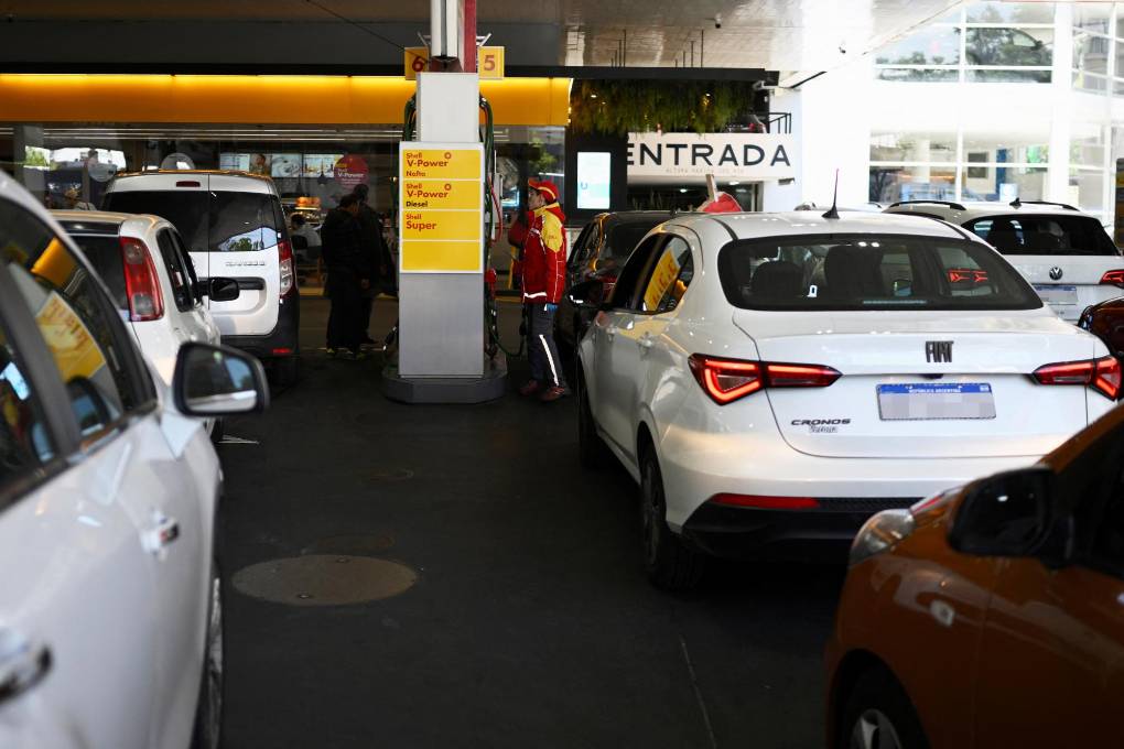 Largas filas y gasolineras con carteles de “agotado” son parte del paisaje desde hace varios días en Argentina