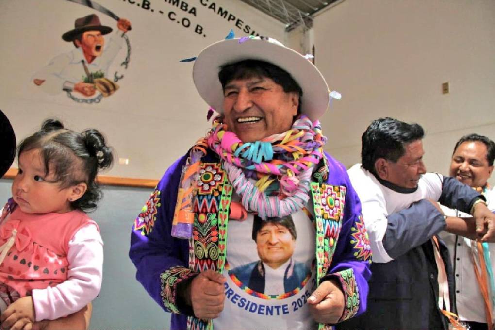 Juan Evo Morales también se lo ha visto exhibiendo propaganda política relacionada a una candidatura