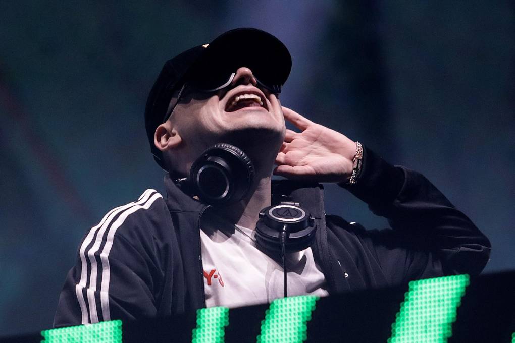 El DJ y productor discográfico argentino Bizarrap se presenta en el escenario durante el Estéreo Picnic Festival en Bogotá el 25 de marzo de 2023. -
