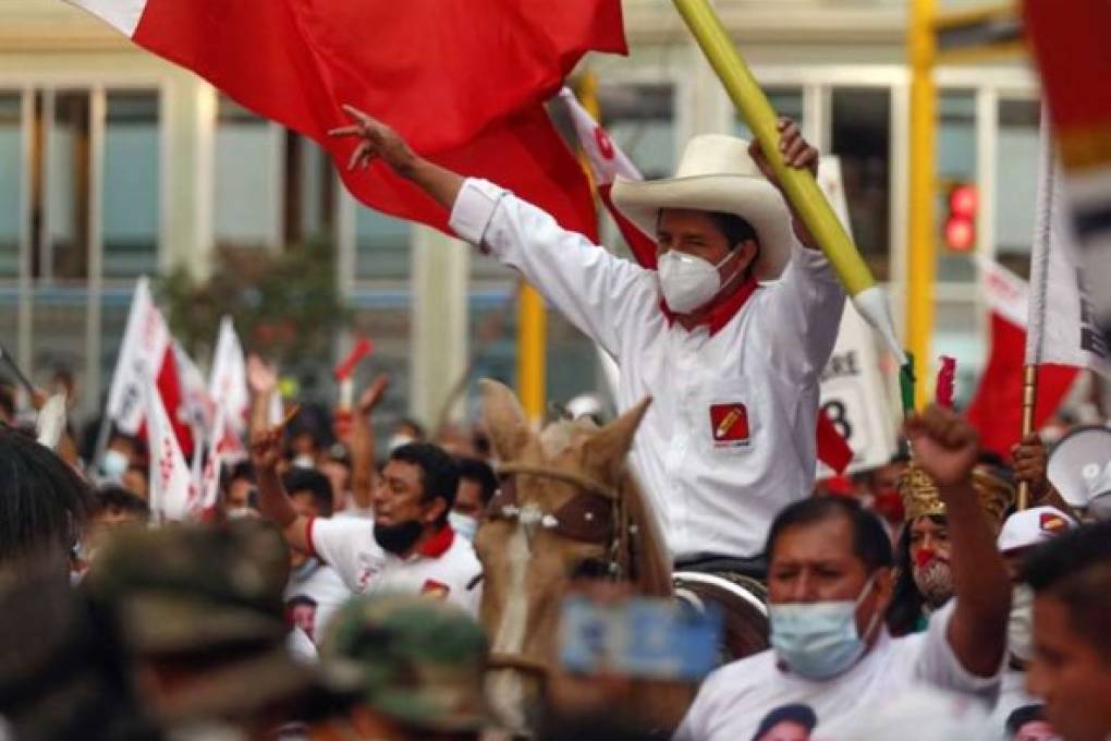 Candidato presidencial peruano Castillo sale de clínica tras infección de garganta