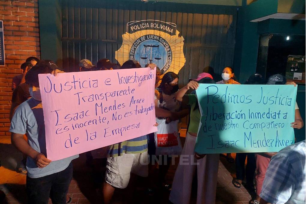 Familiares y allegados de los tres aprehendidos instalaron una vigilia en puertas de la Felcc