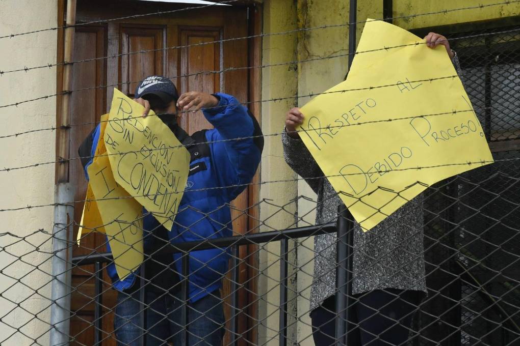 Personas privadas de libertad protestan en el pena de Miraflores, de La Paz.