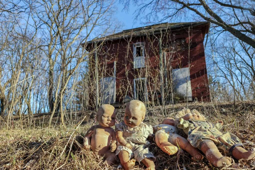 Muñecas rodean la casa abandonada