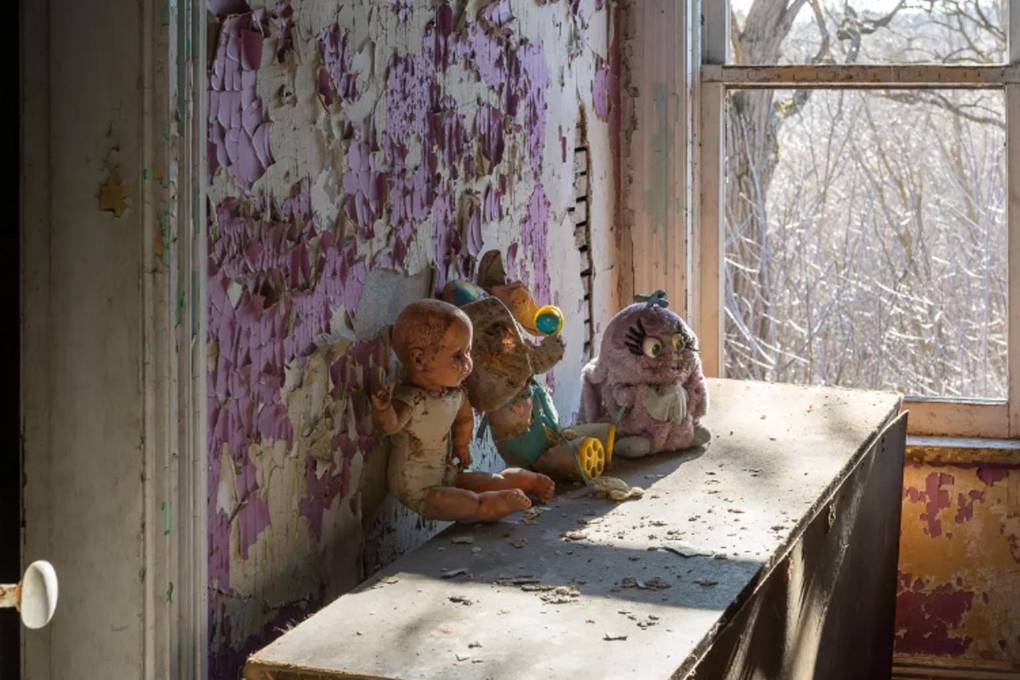 Muñecas y peluches se encuentran en una casa abandonada