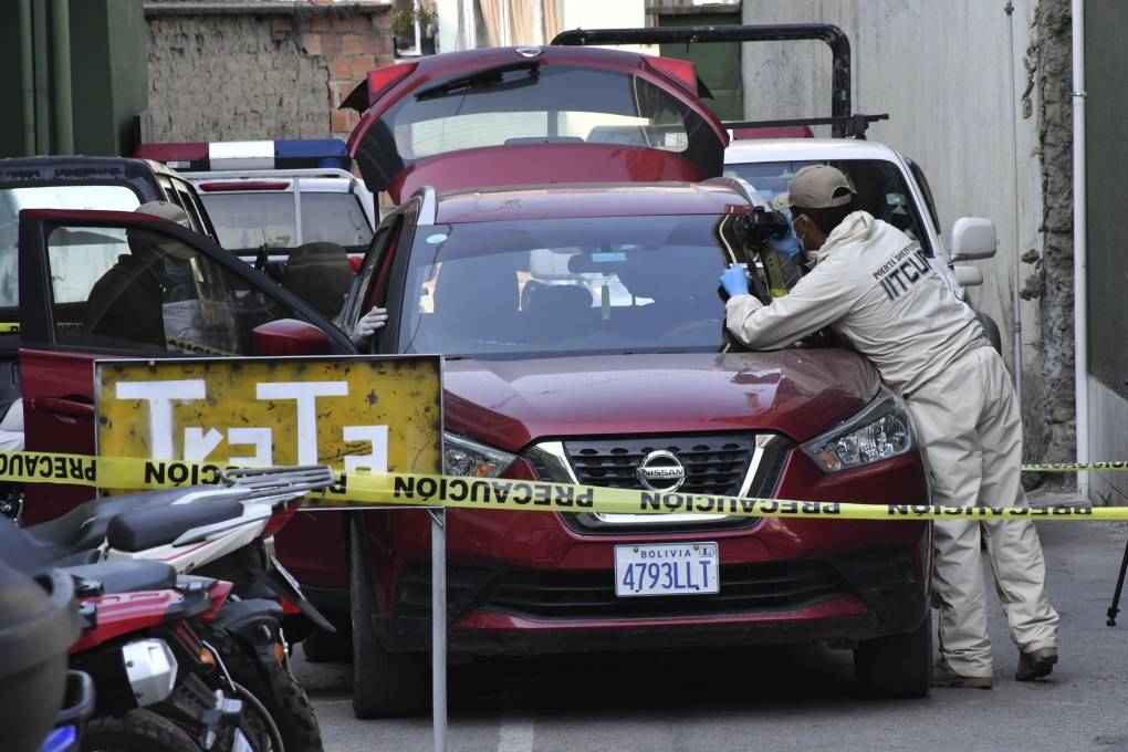 La Fuerza Especial de Lucha Contra el Crimen (FELCC), ha realizado la requisa al vehículo involucrado en la balacera registrada el pasado viernes 22 en la población fronteriza de Desaguadero