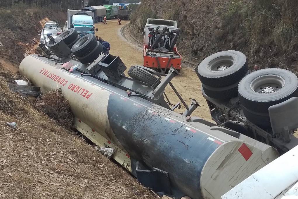 Camión cisterna volcado en la carretera