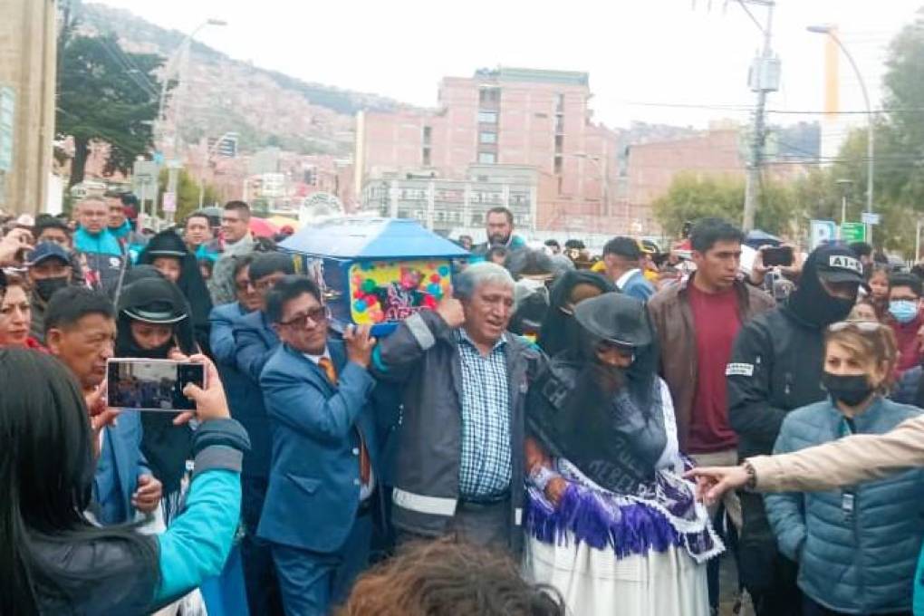El alcalde Iván Arias, las “viudas” y los representantes de las comparsas llevaron el féretro.