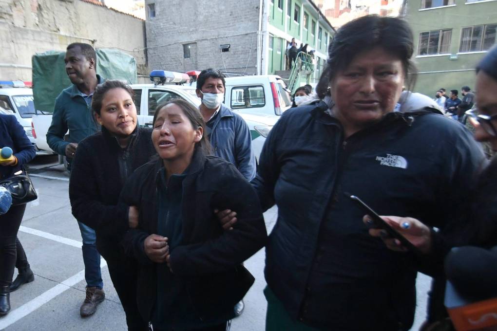 Al centro, la madre de la víctima. 