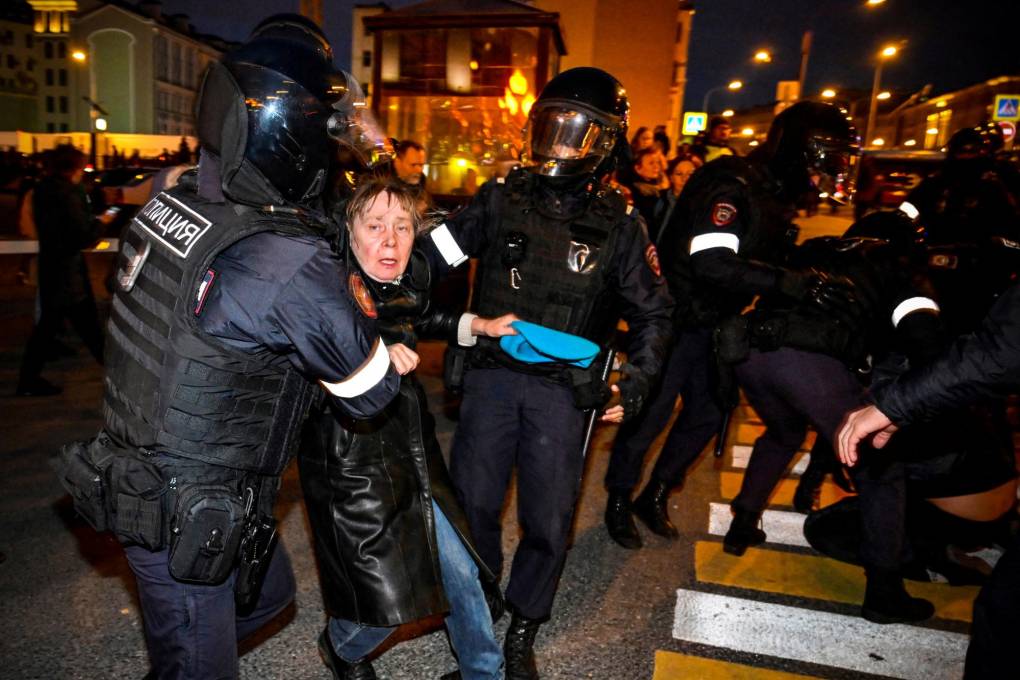 $!Policías arrestan a una mujer durante las protestas.