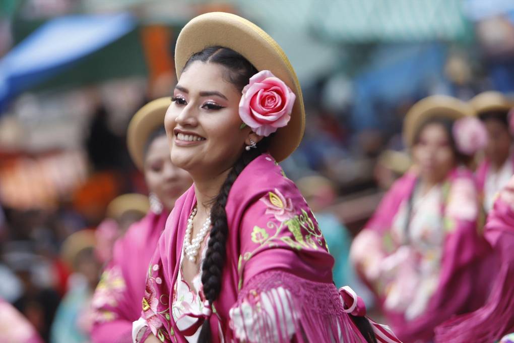 Danzarines durante la entrada de la Virgen de Urkupiña.