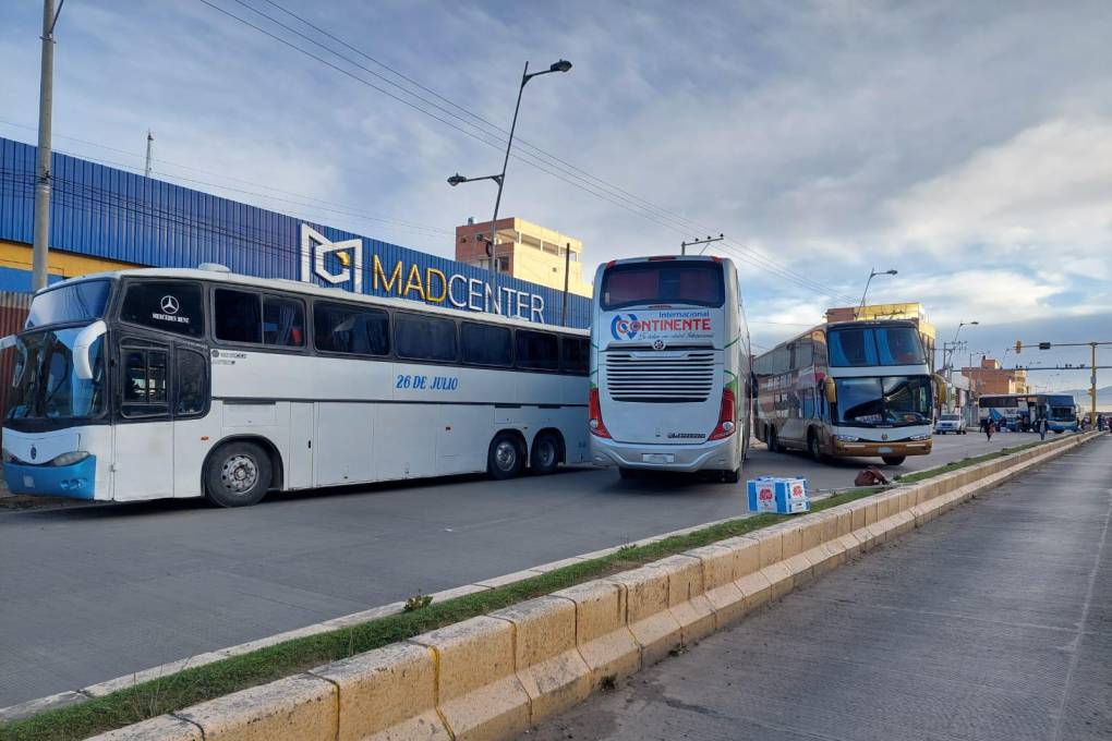 Suspenden viajes en la Terminal de El Alto a raíz de un bloqueo de buses por un conflicto sindical