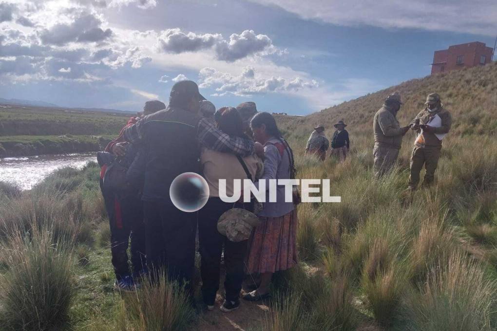 La familia de Edson en el lugar del hallazgo.
