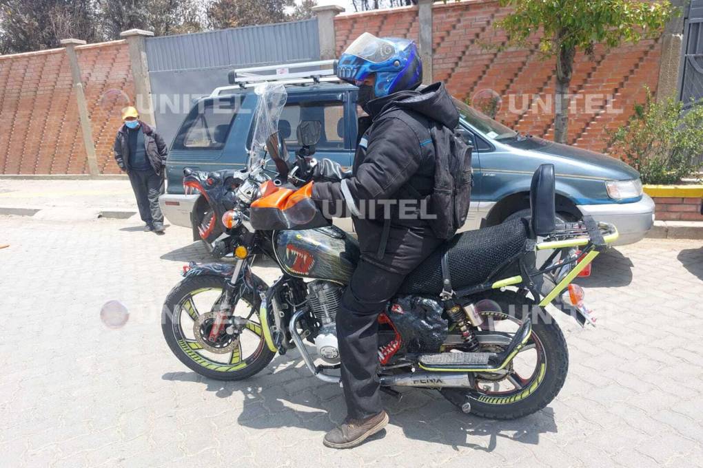 Félix Quispe muestra su motocicleta.