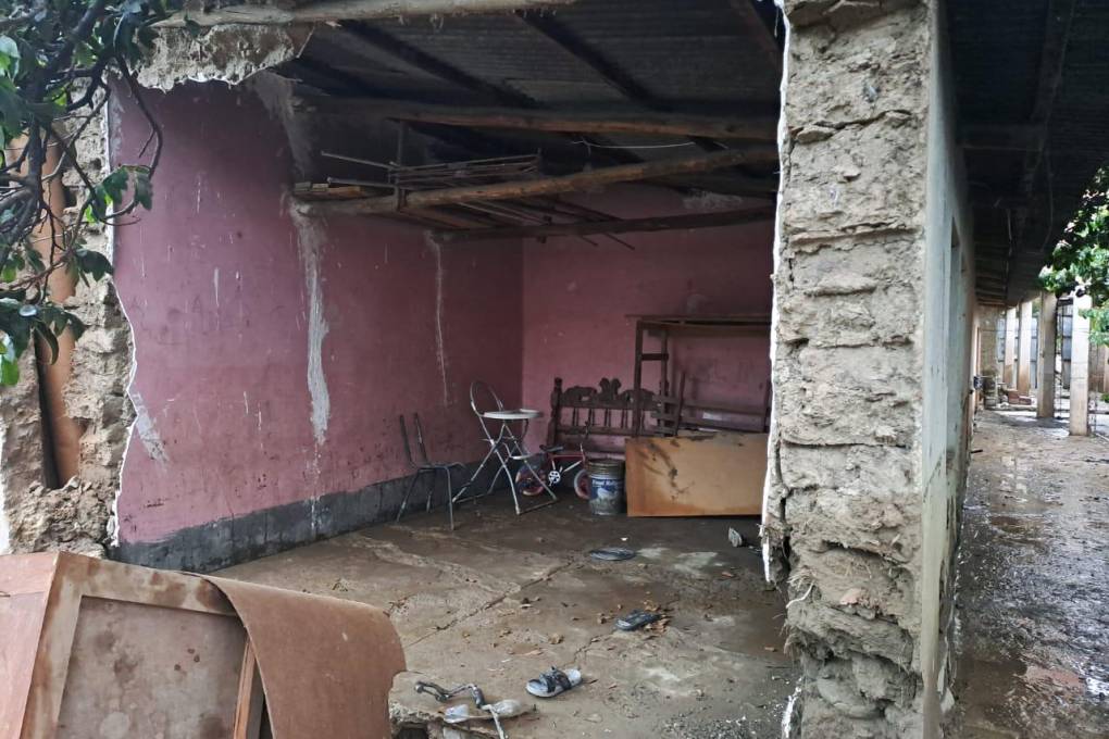 La intensa lluvia de anoche generó la caída de muros e inundaciones en varias viviendas de la zona de Villa Esperanza, Tiquipaya. 