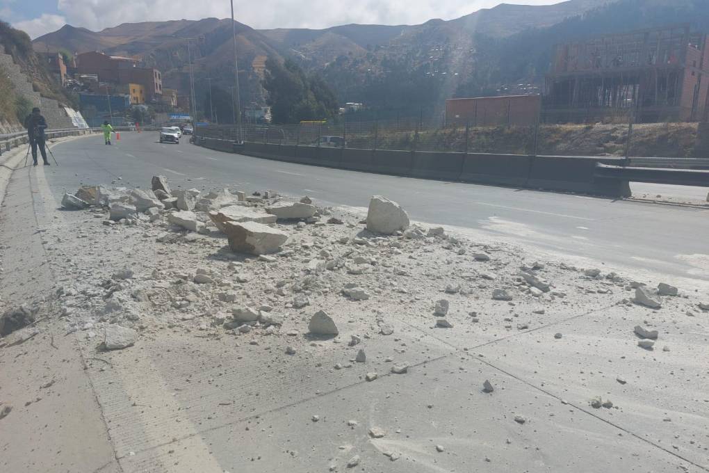 Derrumbe en la autopista La Paz - El Alto causó susto en los choferes que transitan la vía