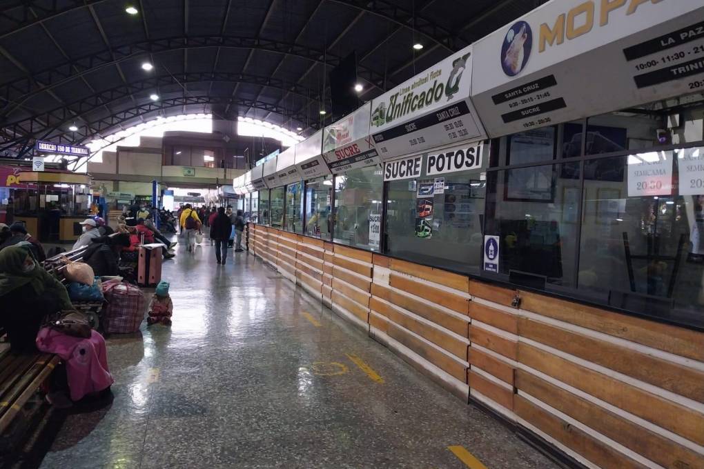 $!Bloqueo de mineros en Vila Vila impide la salida de buses en las terminales de La Paz y Cochabamba