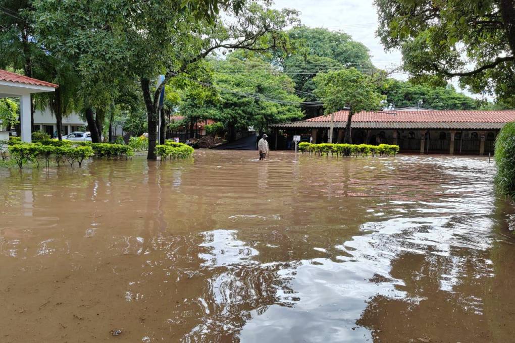 El interior del campus de la Universidad Autónoma Gabriel René Moreno también se inundó