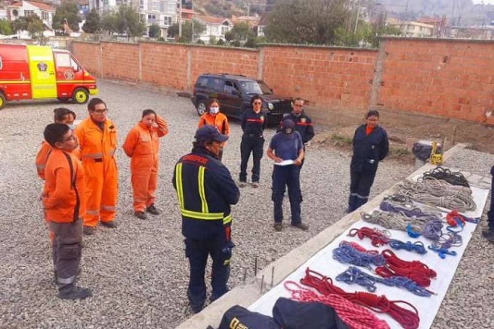 Bomberos voluntarios del SAR Bolivia, brindan servicio a la sociedad