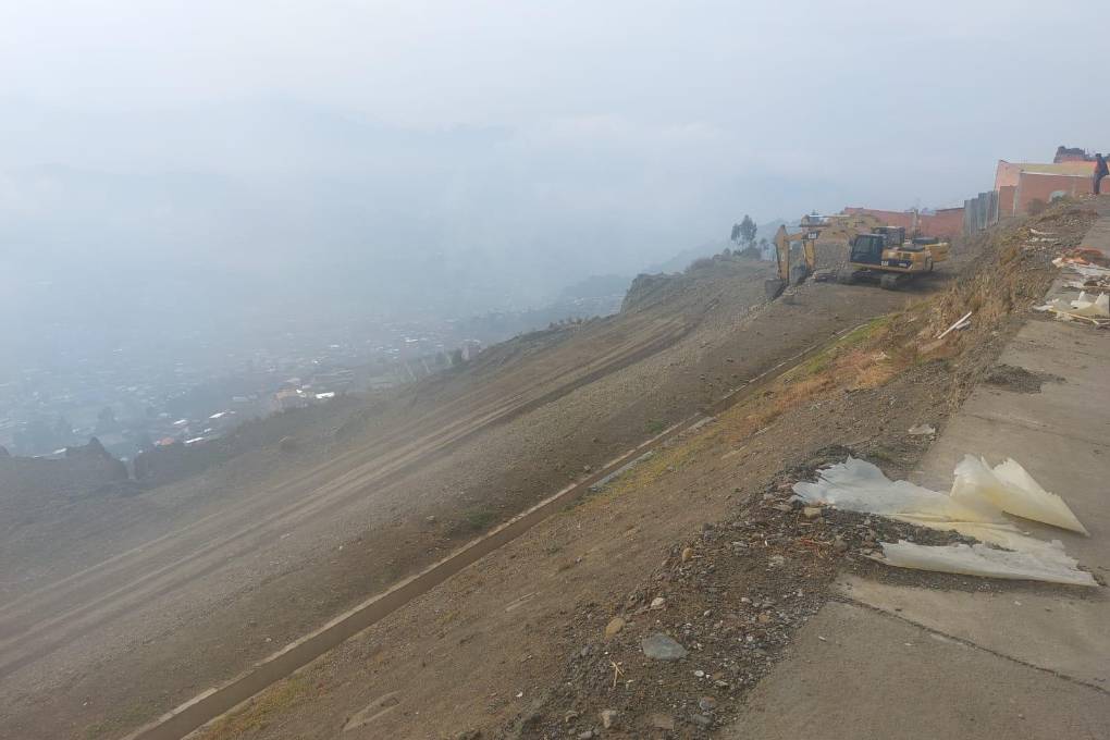 Maquinaria pesada opera en la zona con riesgo de deslizamiento. 