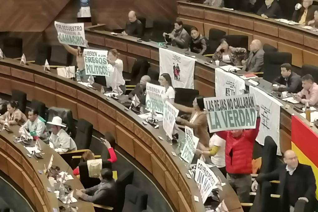 Diputados levantan carteles en apoyo a Camacho