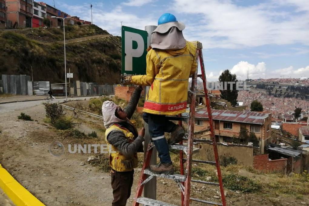 Funcionarios trabajan en una parada del PumaKatari en La Portada.