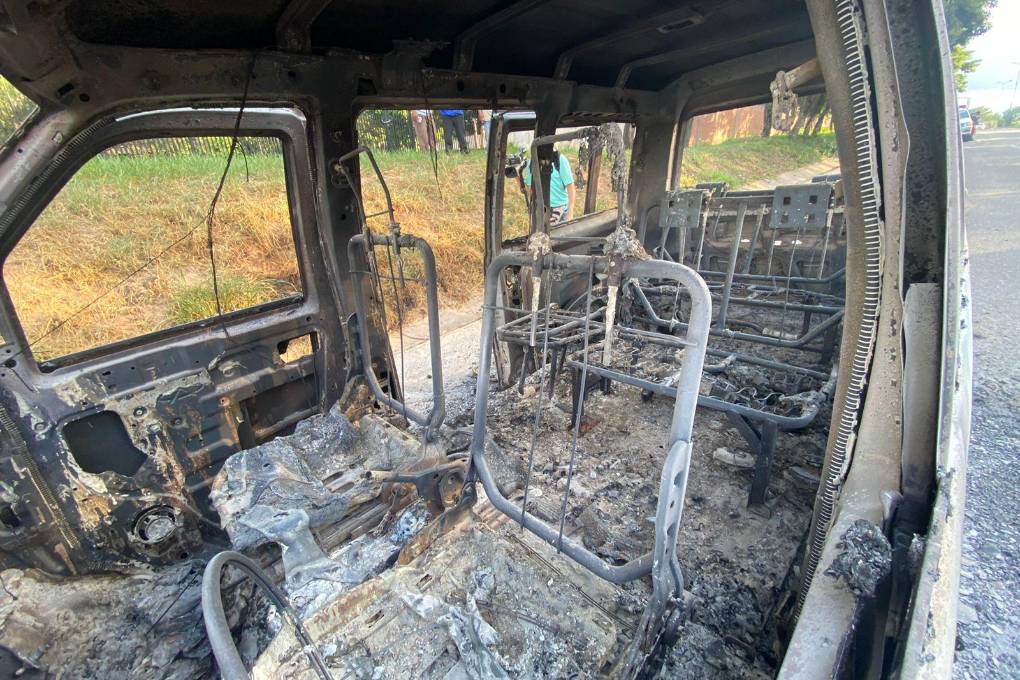 Minibús quedó en cenizas.