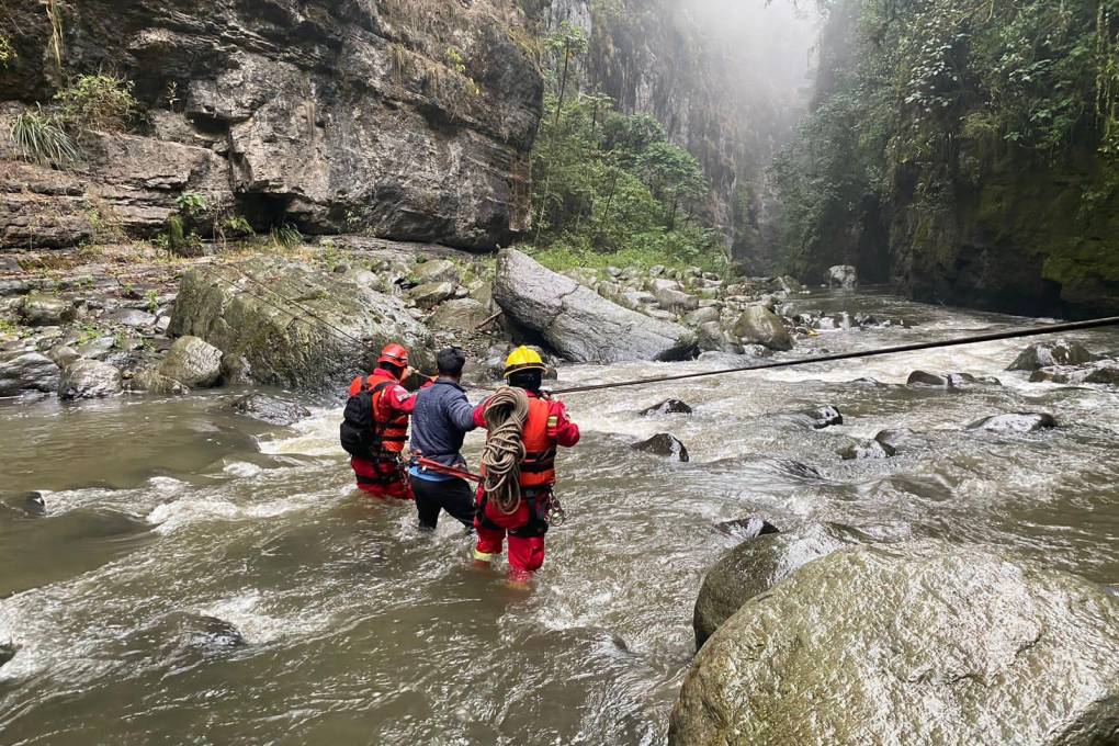 Los equipos de rescate en el operativo en Colomi.