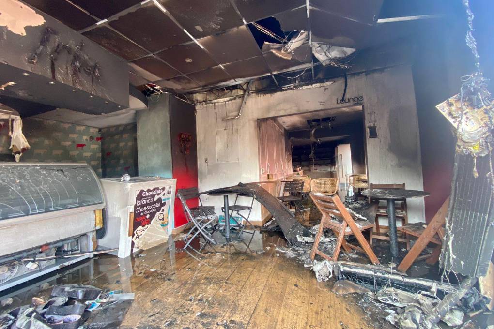 El fuego consumió casi todo el local