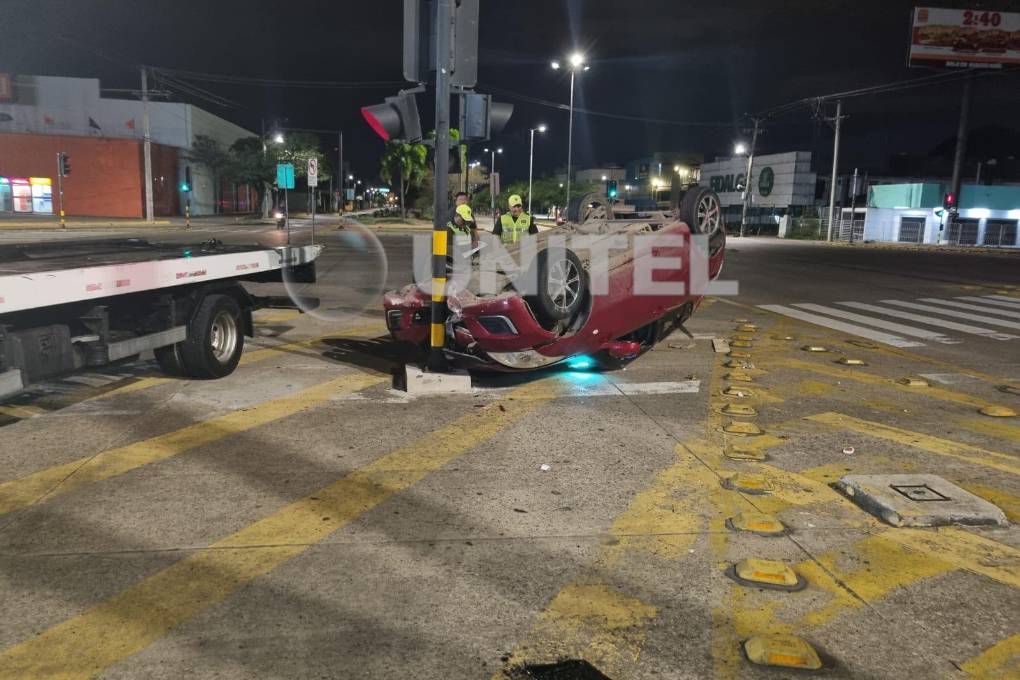 El vehículo particular quedó volcado tras el choque
