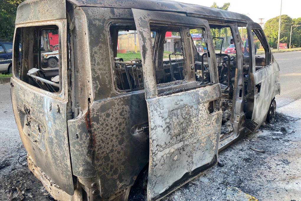 Minibús quedó en cenizas.