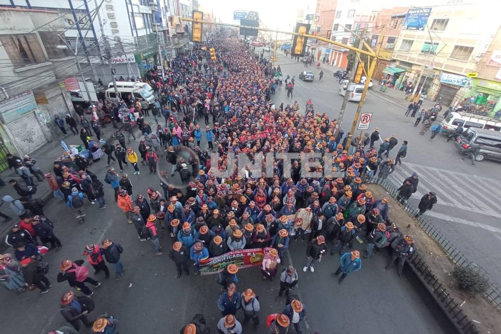 La masiva marcha se dirige a La Paz