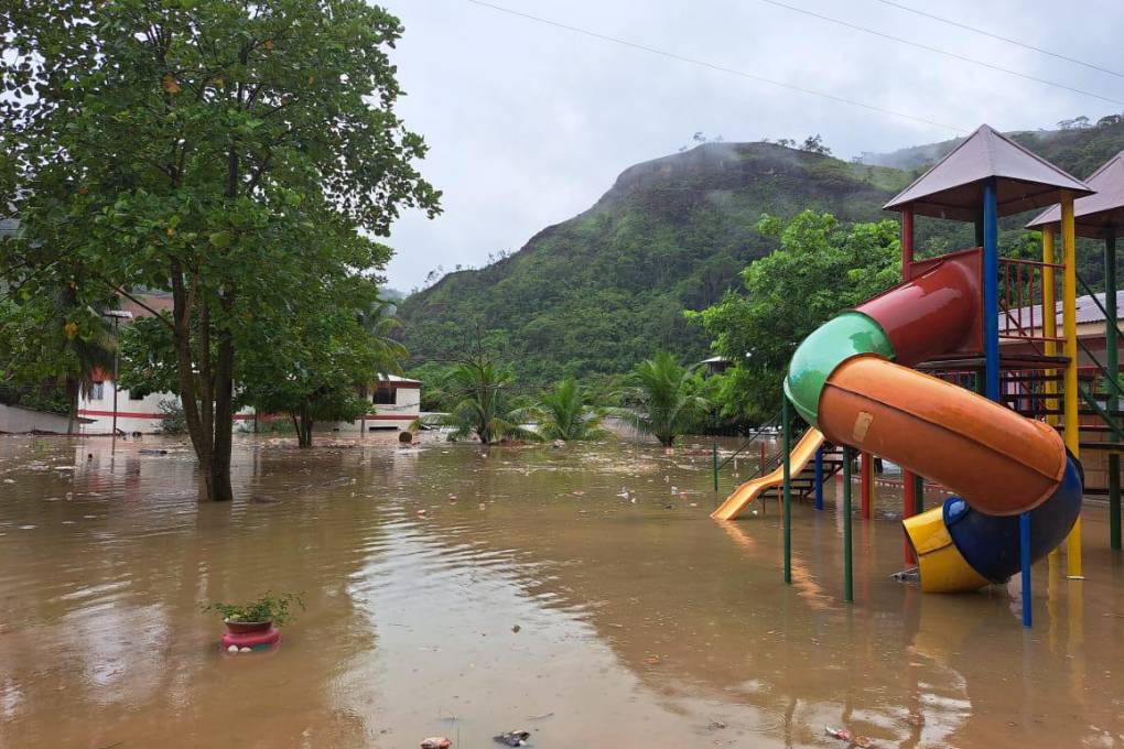 El parque central de Tipuani quedo inundado 