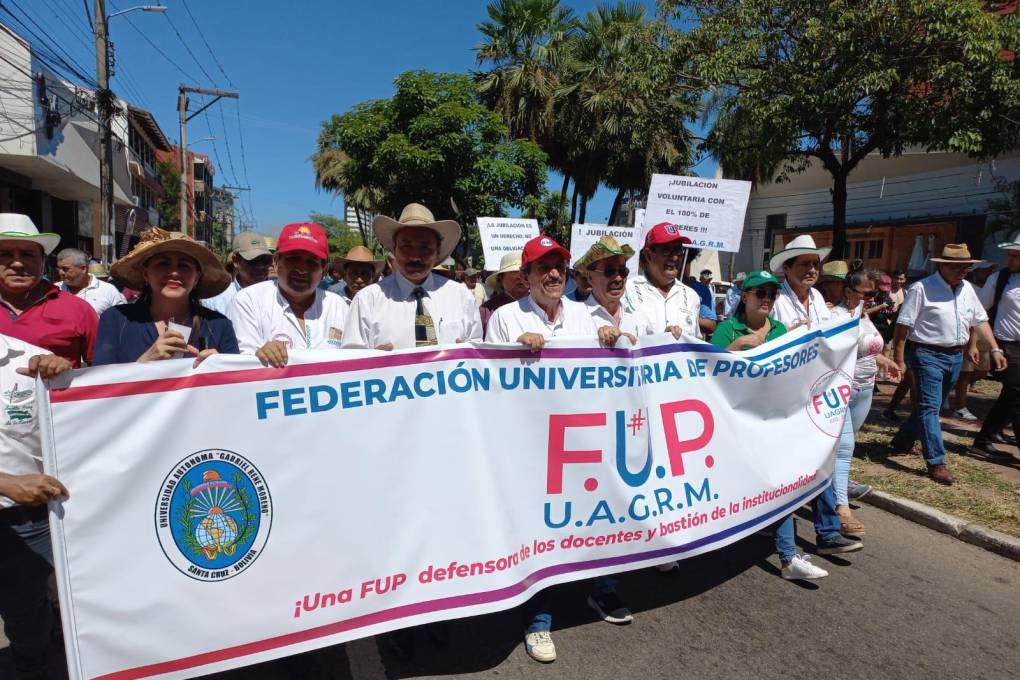 De la protesta participa el rector de la Uagrm, Vicente Cuéllar