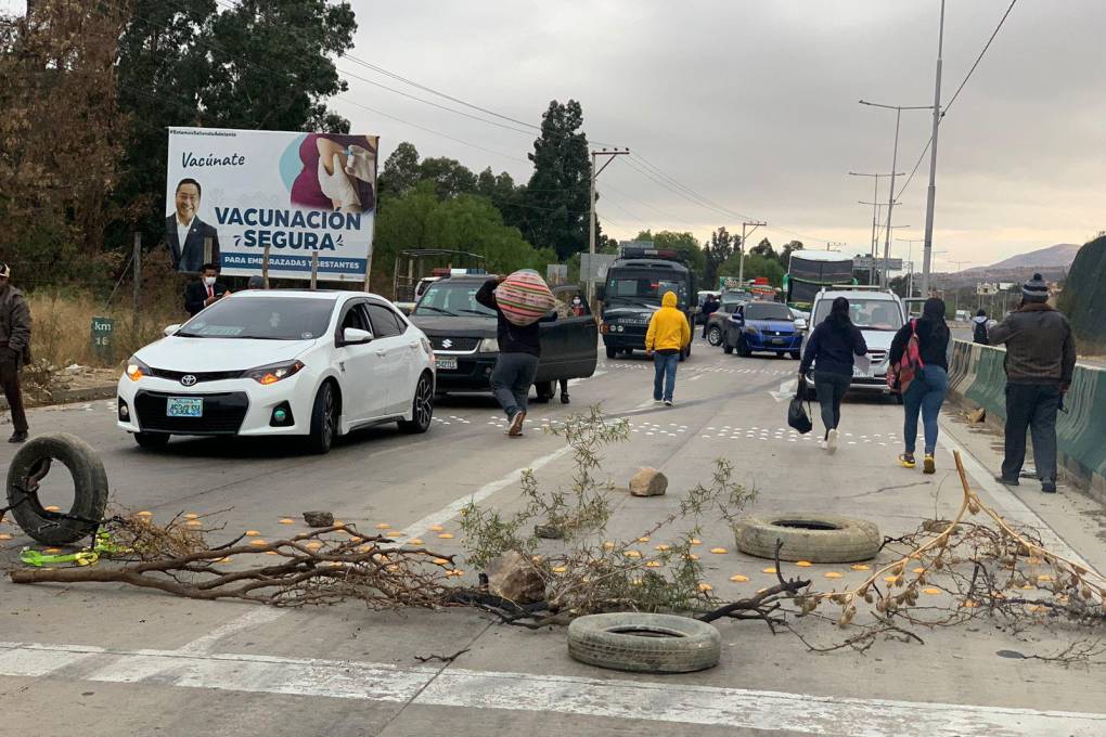 Pobladores de Arbieto bloquean la carretera antigua a Santa Cruz