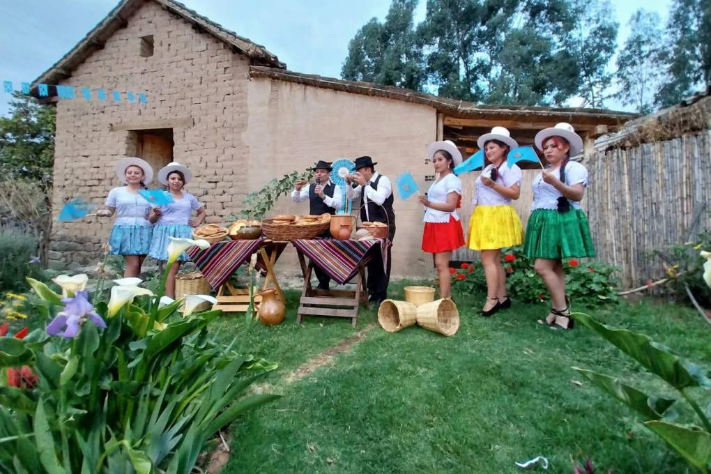Las tradiciones cochabambinas se disfrutan en La Revista en festejos por su efeméride