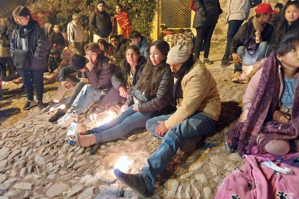 Familias llegan hasta el cerro de Cota