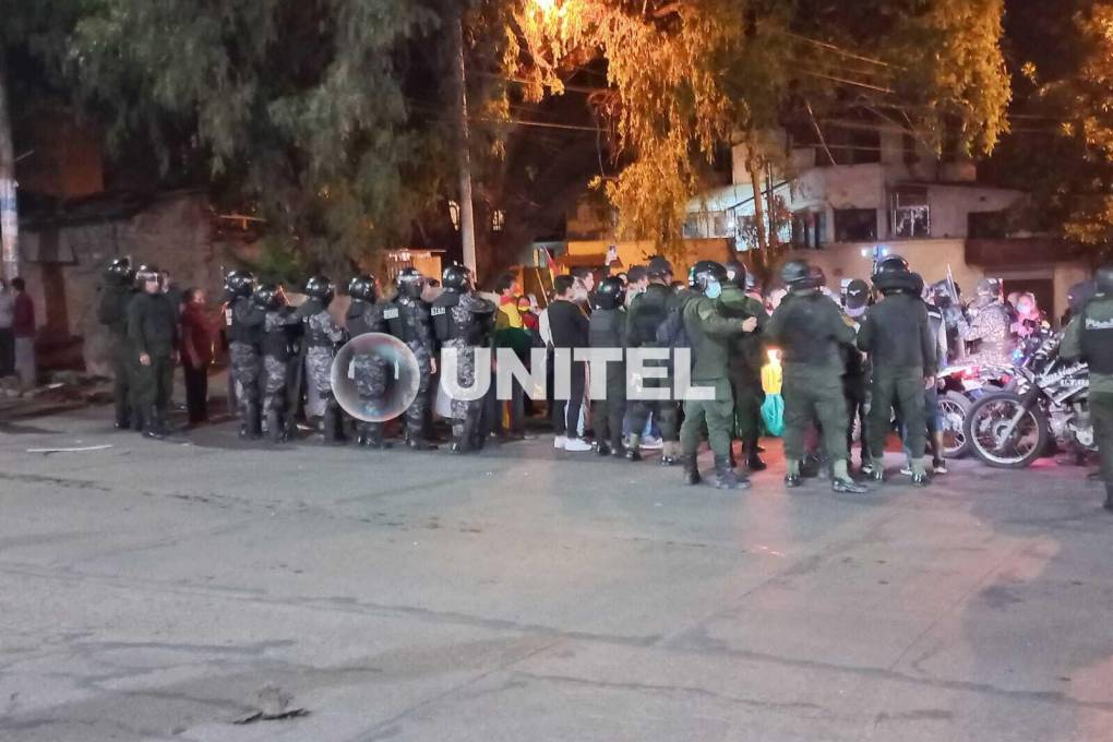 Policía impide bloqueo en la zona norte de Cochabamba.