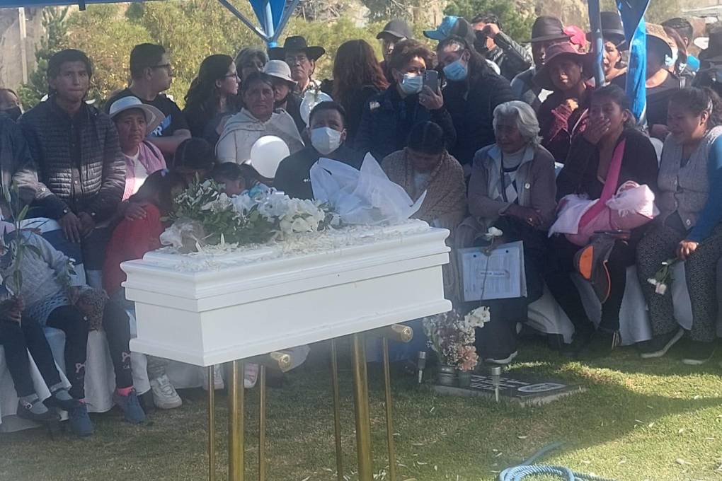 La familia despidió los restos de Iker este jueves en un cementerio de La Paz.