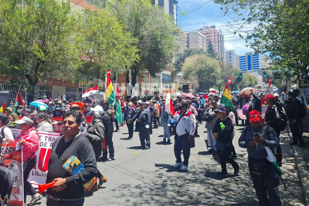 Maestros marchan en la ciudad de La Paz 